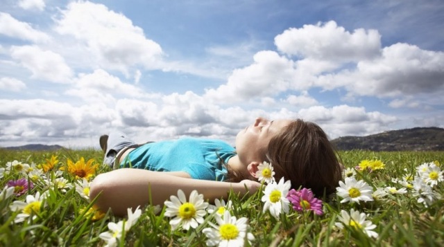 vivir-feliz descansar mujer flores campo paisaje
